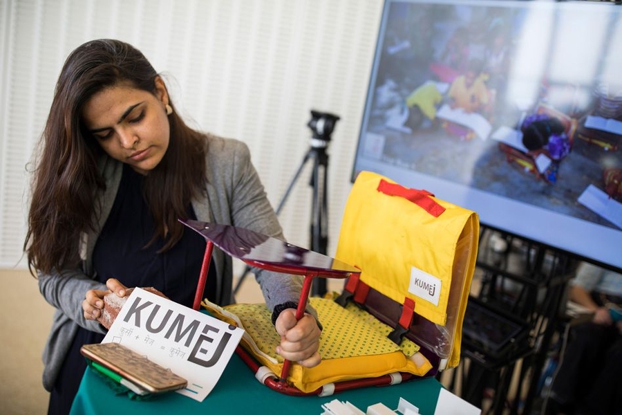 Riddhi Shah از برنده جايزه 7000 دلاري Kumej، استارت آپي كه زيرساخت هاي آموزشي را براي مدارس در روستاهاي هند فراهم مي كند.