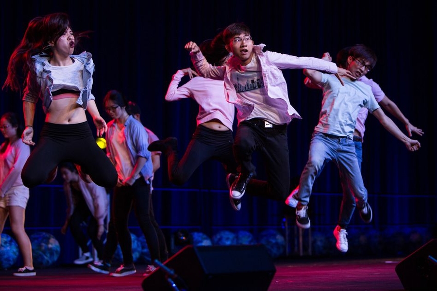 Exploding onto the stage with a high-precision hip hop performance, the Asian Dance Team kicked off the stage show. The dancers presented their adaptation of a medley of songs by the K-pop group Seventeen, and in a subsequent piece they depicted the strength of harmony between yin and yang. 
