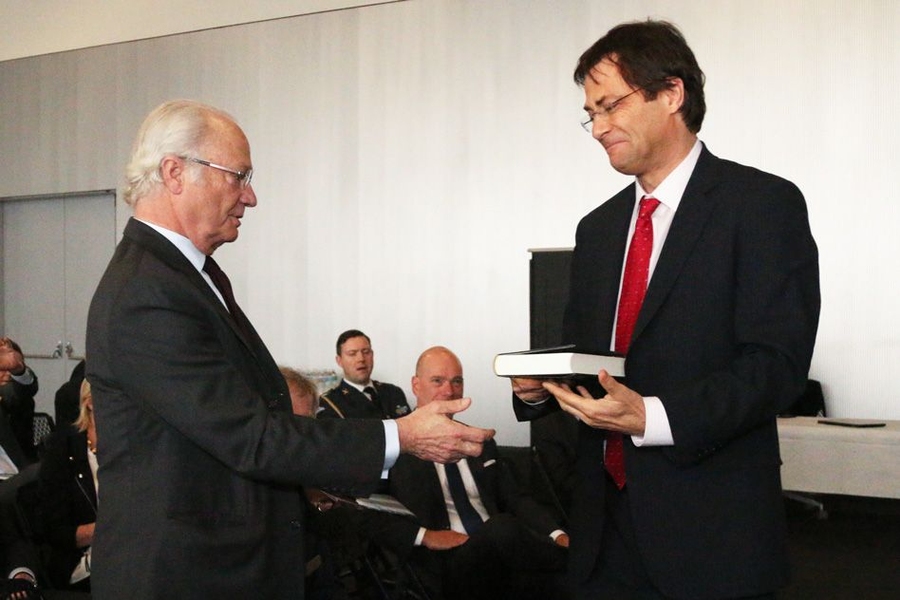 His Majesty King Carl XVI Gustaf of Sweden, left, meets MIT professor of physics Max Tegmark, right, during the king’s visit to MIT on Friday, May 5. The Stockholm-born Tegmark conducted an exchange of gifts with the Swedish delegation, which included multiple books by MIT faculty and about MIT.
