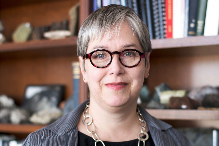 As principal investigator of the Psyche mission, Lindy Elkins-Tanton '87, SM ’87, PhD ’02 is just the second woman to lead a NASA spacecraft mission to a planetary body. The first was her former MIT colleague, Vice President for Research Maria Zuber.