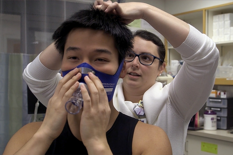 Alexander Mok (left) tests his group’s cardiopulmonary assessment device with Exercise Physiologist Casey White (right) in the Cardiopulmonary Exercise Testing Laboratory at Massachusetts General Hospital.