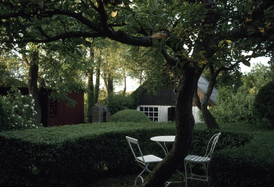A quiet place to sit in a hedged "room" in Marnas