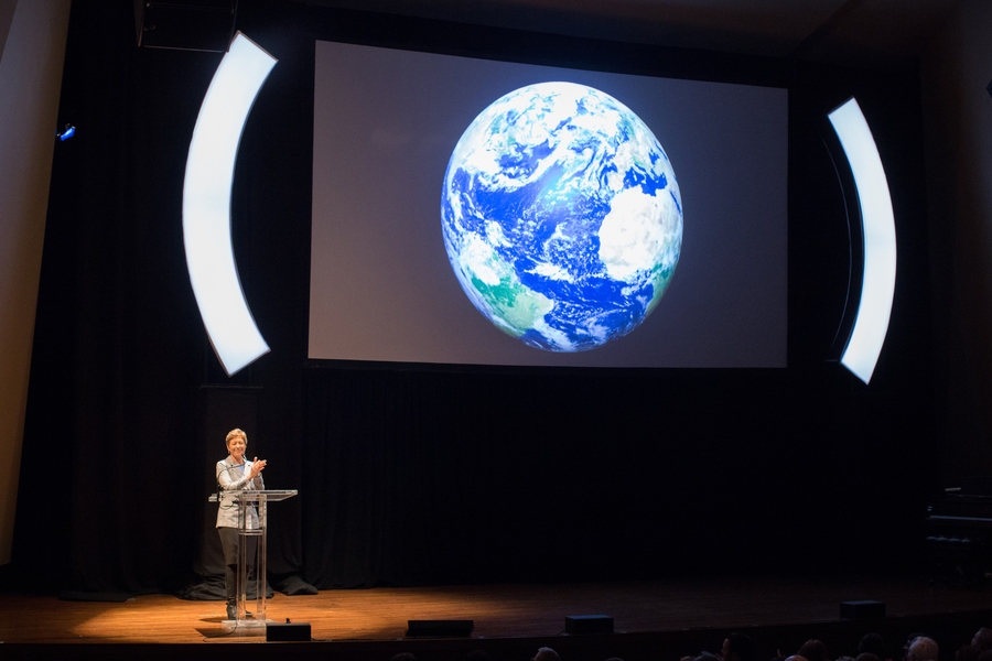 Monica Alcabin SM ’83, welcomed MIT President L. Rafael Reif and other guests to Seattle. Alcabin is an associate technical fellow at the Boeing Company.