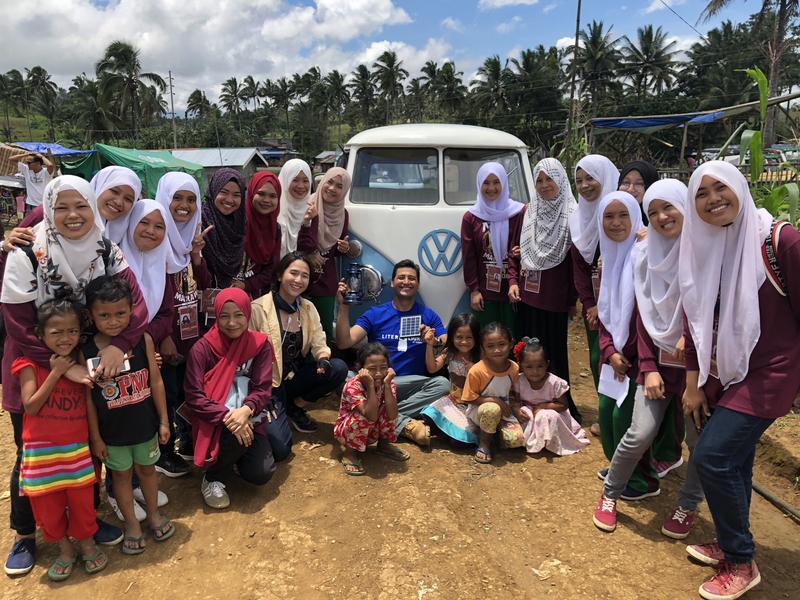 Ilac Diaz (center) a 2006 SPURS Fellow and the leader of Liter of Light — an NGO that brings solar lighting technology to areas lacking electricity — meets with student volunteers who are teaching others about solar lamps in Marawi Camp, Philippines.