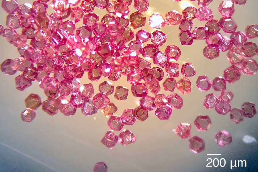 Pink diamond particles in which ~1ppm carbon atoms have been replaced by nitrogen vacancy centers
