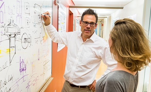 Michale Fee studies how the brain learns and generates complex sequential behaviors, with a focus on the songbird as a model system. 