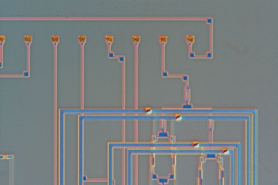 This microscope image shows details of the structure of a mini-spectrometer device.