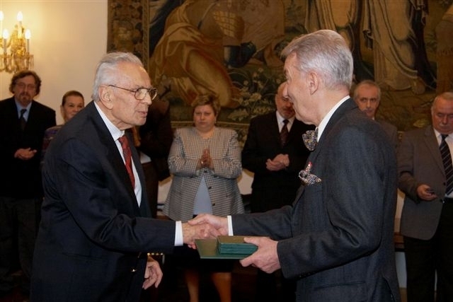 MIT Professor Emeritus János Miklós Beér (left) is awarded the Hungarian President's Award by the president of the Hungarian Academy of Sciences, Szilveszter Vizi, at the March 17, 2008, ceremony at the academy in Budapest, Hungary.
