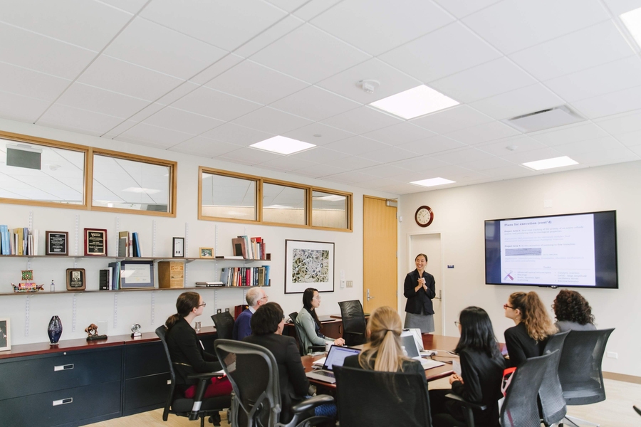 Rising Star Yimin Luo presents her research to a small group of MIT faculty and fellow workshop attendees
