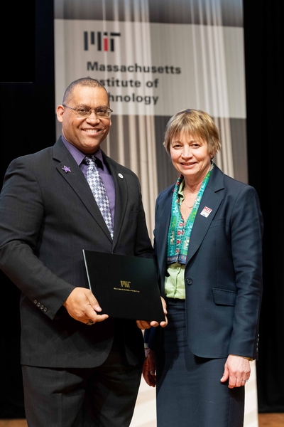 William H. Kindred receives an award for Advancing Inclusion and Global Perspectives from Vice President for Research Maria Zuber.