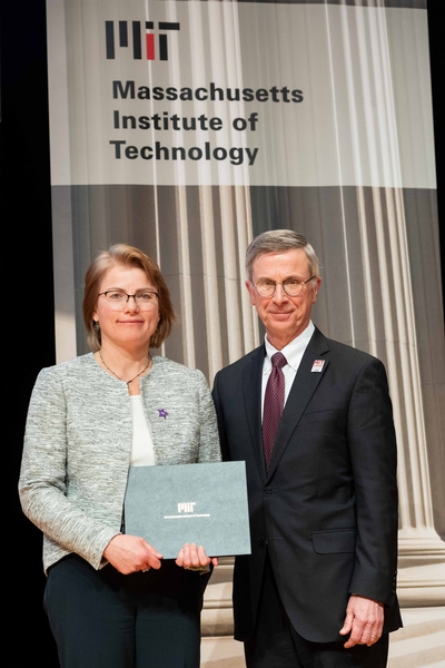 Debby Carr receives the Innovative Solutions award from Deputy Executive Vice President Tony Sharon.