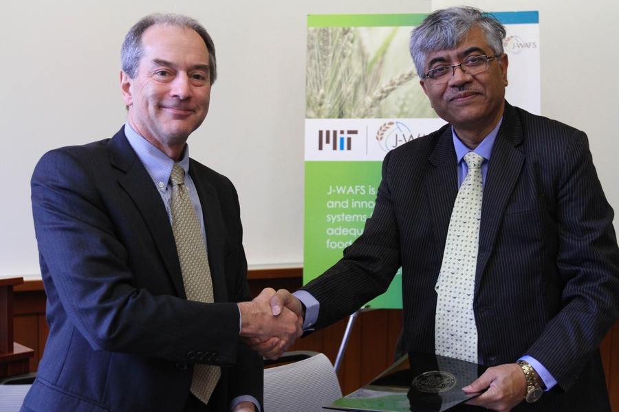 John Lienhard, Abdul Latif Jameel Professor of Water and director of J-WAFS at MIT, shakes hands with Sarit Kumar Das, professor and director of the Indian Institute of Technology Ropar (IIT-Ropar), after signing an agreement establishing a new institutional collaboration between MIT J-WAFS and IIT-Ropar, which will be administrated through MISTI-India.