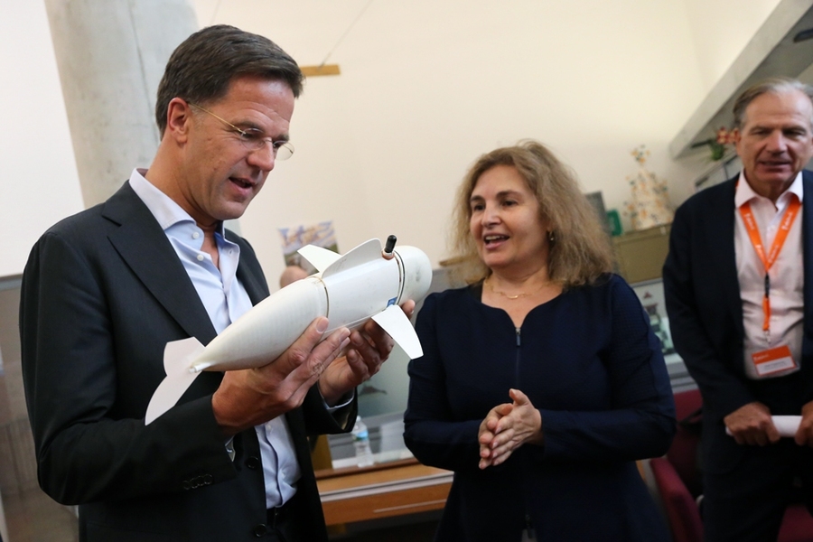 Rutte and Rus examine a robotic fish in the lab.