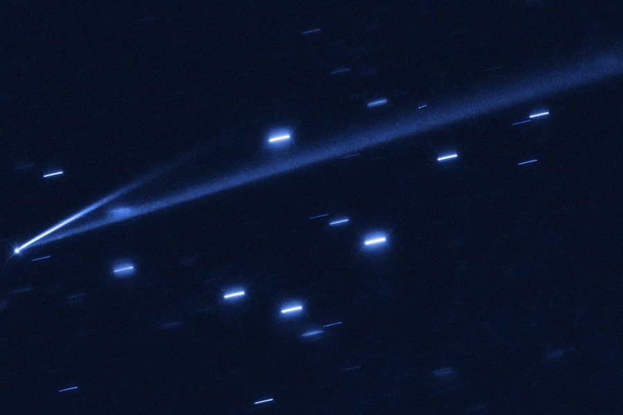 Астероид 6478 Голт виден с помощью космического телескопа Хаббл НАСА/ЕКА, на нем видны два узких кометоподобных хвоста обломков, которые говорят нам о том, что астероид медленно подвергается самоуничтожению. Яркие полосы вокруг астероида — фоновые звезды. Астероид Голт расположен между орбитами Марса и Юпитера.
