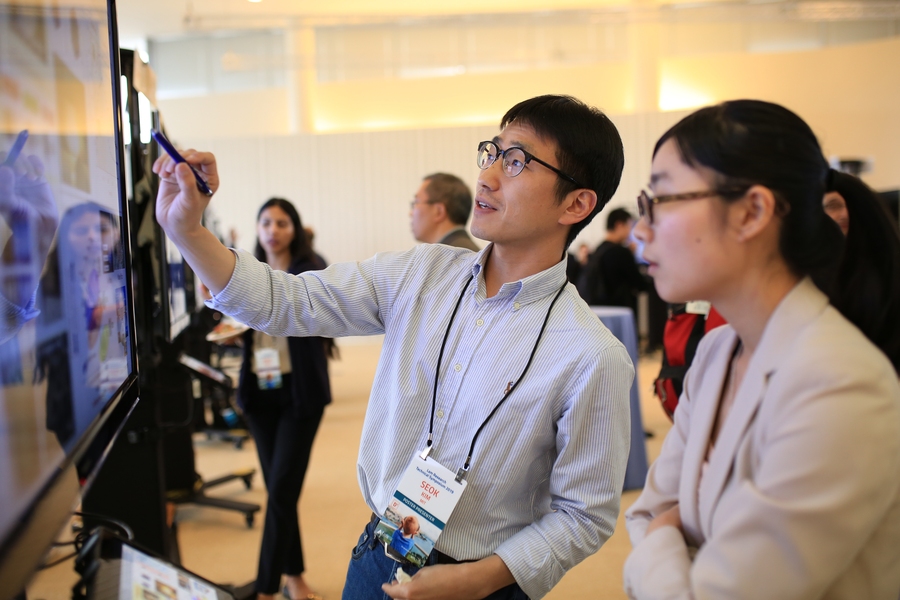 Students from MIT and Tsinghua University presented posters in the areas of materials and devices, manufacturing and processing, and machine learning and modeling.