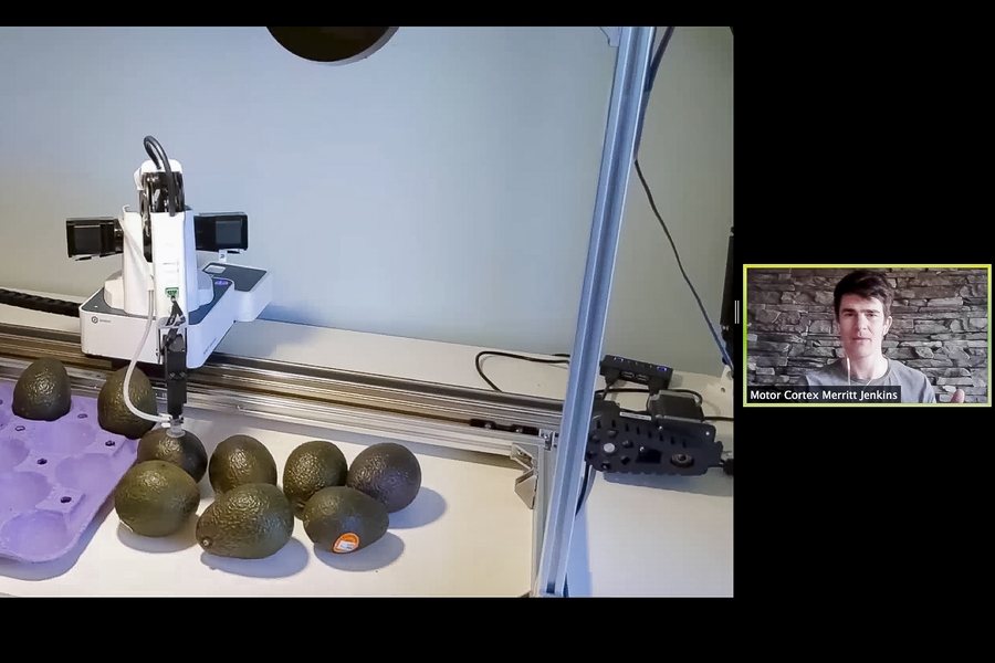 Merrit Jenkins (inset, right) of motorCortex delivered his team’s live pitch during the Food and Agribusiness Innovation Prize on April 29. Their team won first place for the Rabobank-MIT prize for their innovative robotic arm optimizes “pick-up-points” on individual fruits to improve the efficiency of produce packaging.