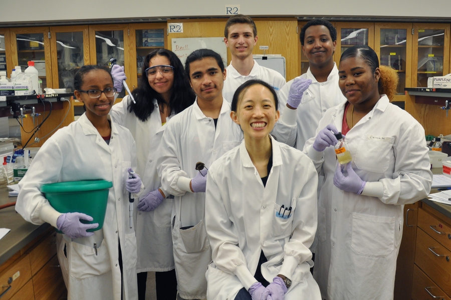 Vanessa Cheung with former LEAH Knox scholars in the lab