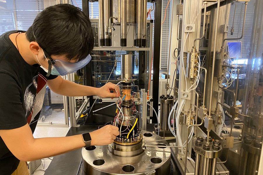 Tiange Xing conducts an experiment in the Peč Lab