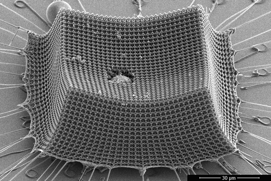 超音速微粒子の衝撃を耐久する超軽量材料 (Ultralight material withstands supersonic microparticle impacts)