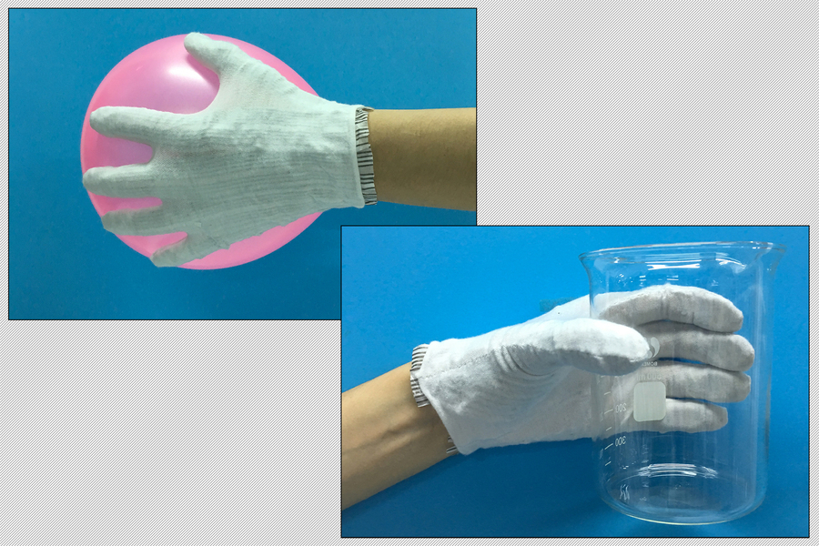 Los investigadores del MIT que usan el guante agarran diferentes objetos.