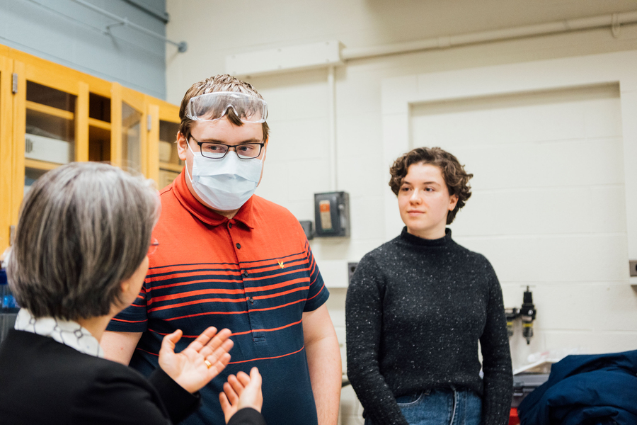 Image of Professor Yildiz speaking with two PhD students in a lab