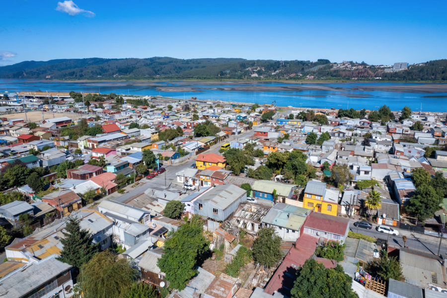 An overhead shot of Costanera, a neighborhood of brightly colored houses clustered on the banks of the Bióbió River.