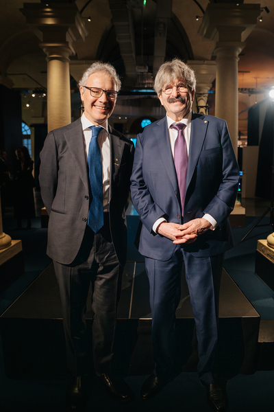 Victor Ambros and Gary Ruvkun pose for a portrait photo indoors