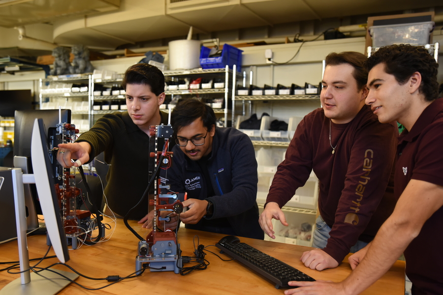 In a lab, Arik Gómez Horita, Sergio Siller Lobo, and Gilberto Ramírez Tamez look at a computer monitor.