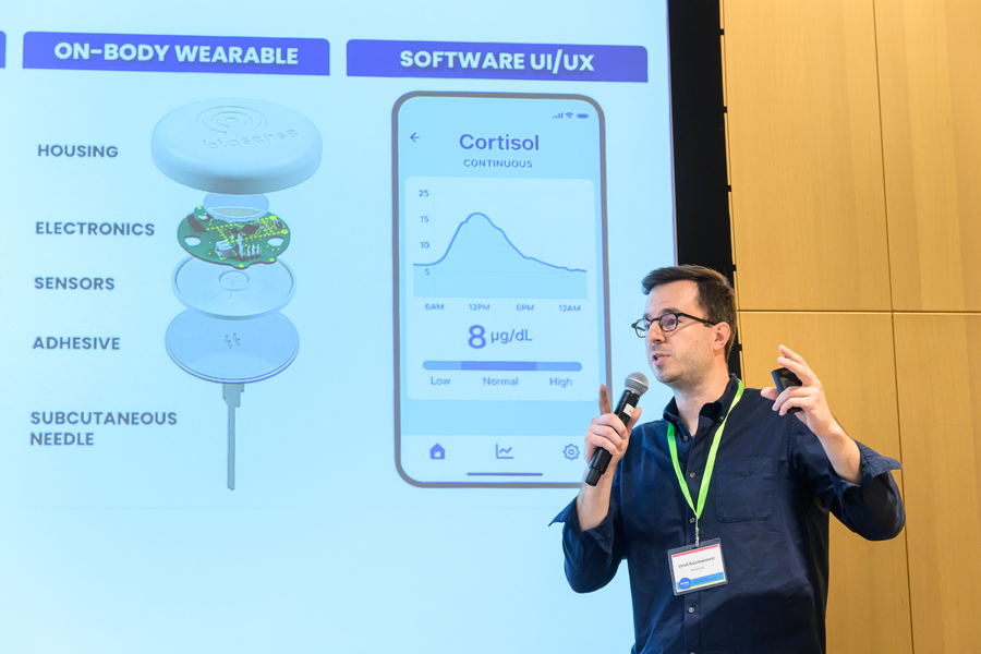 Uroš Kuzmanović gives a presentation