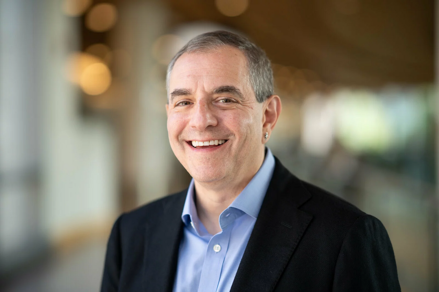 Portrait photo of David Autor