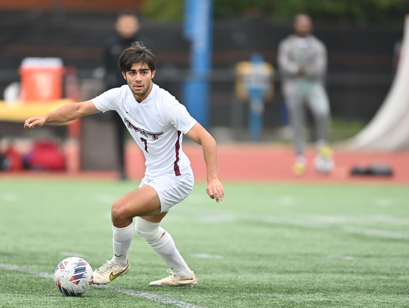 Dilin Meloni running on the field, about to kick a soccer ball