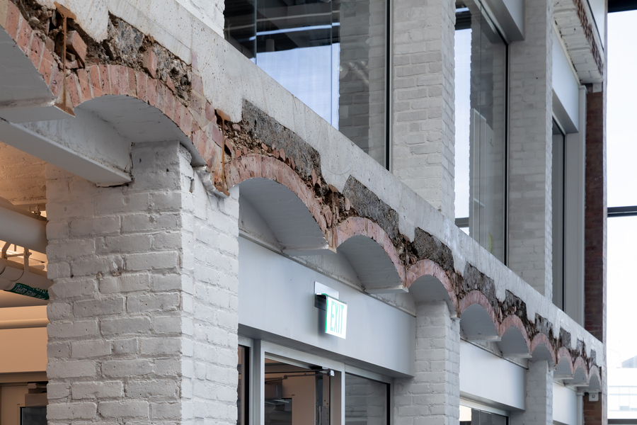 Detail exposed brick and cinder-concrete slab structure