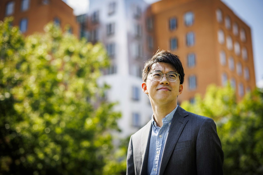 Naoki Egami portrait with Stata in the background.