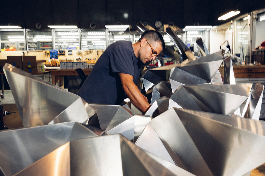 Alfonso Parra Rubio working on a metal sculpture