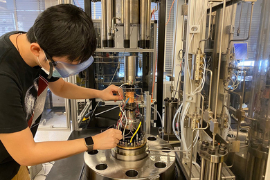 Tiange Xing conducts an experiment in the Peč Lab
