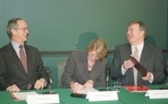 President Charles M. Vest (left), Lore Harp McGovern and Patrick J. McGovern Jr. at Monday's signing of the memorandum of understanding for creation of the McGovern Institute for Brain Research at MIT.