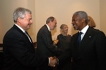 Sloan dean Richard Schmalensee (left) welcomes U.N. Secretary-General Kofi Annan (S.F. 1972) to a reception on Oct. 10.