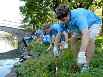 Freshmen clipped weeds and cleaned along the banks of the Charles River in Boston on Sept. 3 as part of the annual community service event CityDays. <a onclick="MM_openBrWindow('frosh-citydays-enlarged.html','','width=509, height=583')">
<span onmouseover="this.className='cursorChange';">Open image gallery</span>
</a>
<noscript> <a href="frosh-citydays-enlarged.html">
<em>(no JavaScript)</em>
</a>...
