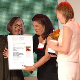 Presentation of the Global Holcim Awards 2006 Gold-Venezuela prize by Dean AdÌ¬le NaudÌ© Santos, left, to Maria InÌ©s Pocaterra and Silvia Soonets of Proyectos Arqui.