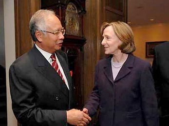 MIT President Susan Hockfield welcomes Dato' Sri Mohd Najib Tun Abdul Razak, deputy prime minister of Malaysia, to a reception she hosted to welcome participants to the 2007 BIO International Convention held in Boston, May 6-9. <a onclick="MM_openBrWindow('bio-1-enlarged.html','','width=509, height=583')">
<span onmouseover="this.className='cursorChange';">Open image gallery</span>
</a>
<noscri...