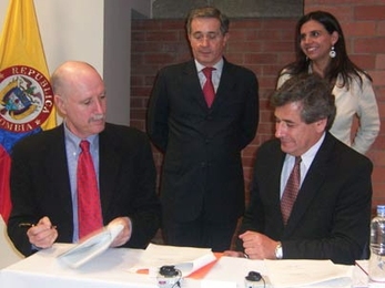 MIT-CTL Director Yossi Sheffi (left) and LOGyCA CEO Rafael Florez (right) signed the CLLI agreement in Bogota, with Colombian President Ãlvaro Uribe VÃ©lez and Carolina RenterÃ­a, Director of PlaneaciÃ³n Nacional, looking on.