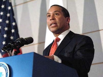 Massachusetts Governor Deval Patrick addresses a crowd at MIT on April 9.