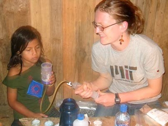 MIT student Kendra Johnson, right, conducts a coliform test with a young resident of Santa Ana, Ecuador. <a onclick="MM_openBrWindow('ecuador-filter-enlarged.html','','width=509, height=583')"><span onmouseover="this.className='cursorChange';"><strong>Open image gallery</strong></span></a><noscript> <a href="ecuador-filter-enlarged.html"><em>(no JavaScript)</em></a></noscript>