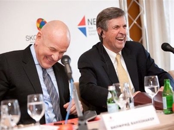 From left, SKOLKOVO Dean Wilfried Vanhonacker and MIT Sloan Senior Associate Dean Alan White announce a new collaboration between their schools at a news conference Feb. 3 in Moscow.