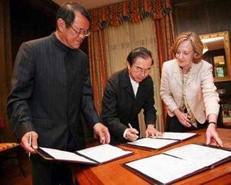 Computer Science and Artificial Intelligence Lab (CSAIL) Director Victor Zue, left, Quanta Computer Chairman Barry Lam and MIT President Susan Hockfield sign a five-year, $25 million agreement that extends Quanta's research collaboration with CSAIL on developing new information technologies.