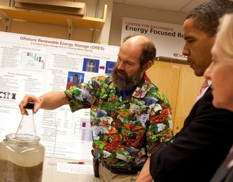 Professor Alex Slocum demonstrates the principle behind anchoring proposed energy-storage tanks to the seafloor, as President Barack Obama and MIT President Susan Hockfield look on.