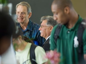 Vélez spoke with MIT faculty and students at a reception prior to Monday's talk. 