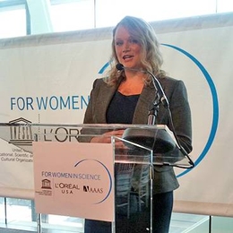 Lindley Winslow accepts her research grant award from L'Oreal USA.