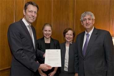 Dr. Georg Schuette from the German Ministry of Education and Research signs an agreement to establish the MIT Germany Seed Fund.