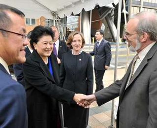 Liu meets with Chancellor Eric Grimson as President Susan Hockfield and CSAIL Director Victor Zue look on.